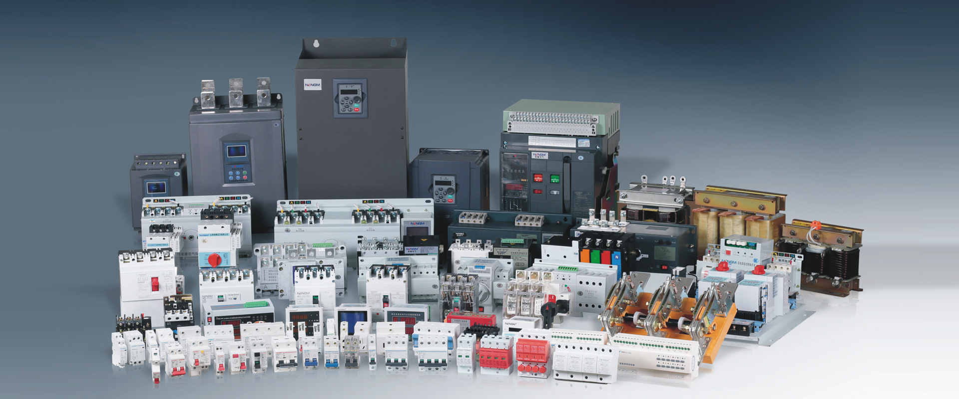 歡迎您來(lái)到專(zhuān)業(yè)的自復(fù)式過(guò)欠壓保護(hù)器廠(chǎng)家-能曼電氣自復(fù)式過(guò)欠壓保護(hù)器公司網(wǎng)站！公司專(zhuān)業(yè)生產(chǎn)自復(fù)式過(guò)欠壓保護(hù)器等配電產(chǎn)品，歡迎大家聯(lián)系洽談合作!自復(fù)式過(guò)欠壓保護(hù)器專(zhuān)線(xiàn):400-882-8558