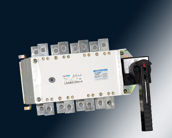 NMGLZ1-63A~3150A轉(zhuǎn)換隔離開(kāi)關(guān)（雙投開(kāi)關(guān)）上下組合運(yùn)用于兩條低壓電路切換或者兩個(gè)負(fù)載設(shè)備的轉(zhuǎn)換或安全隔離等。…